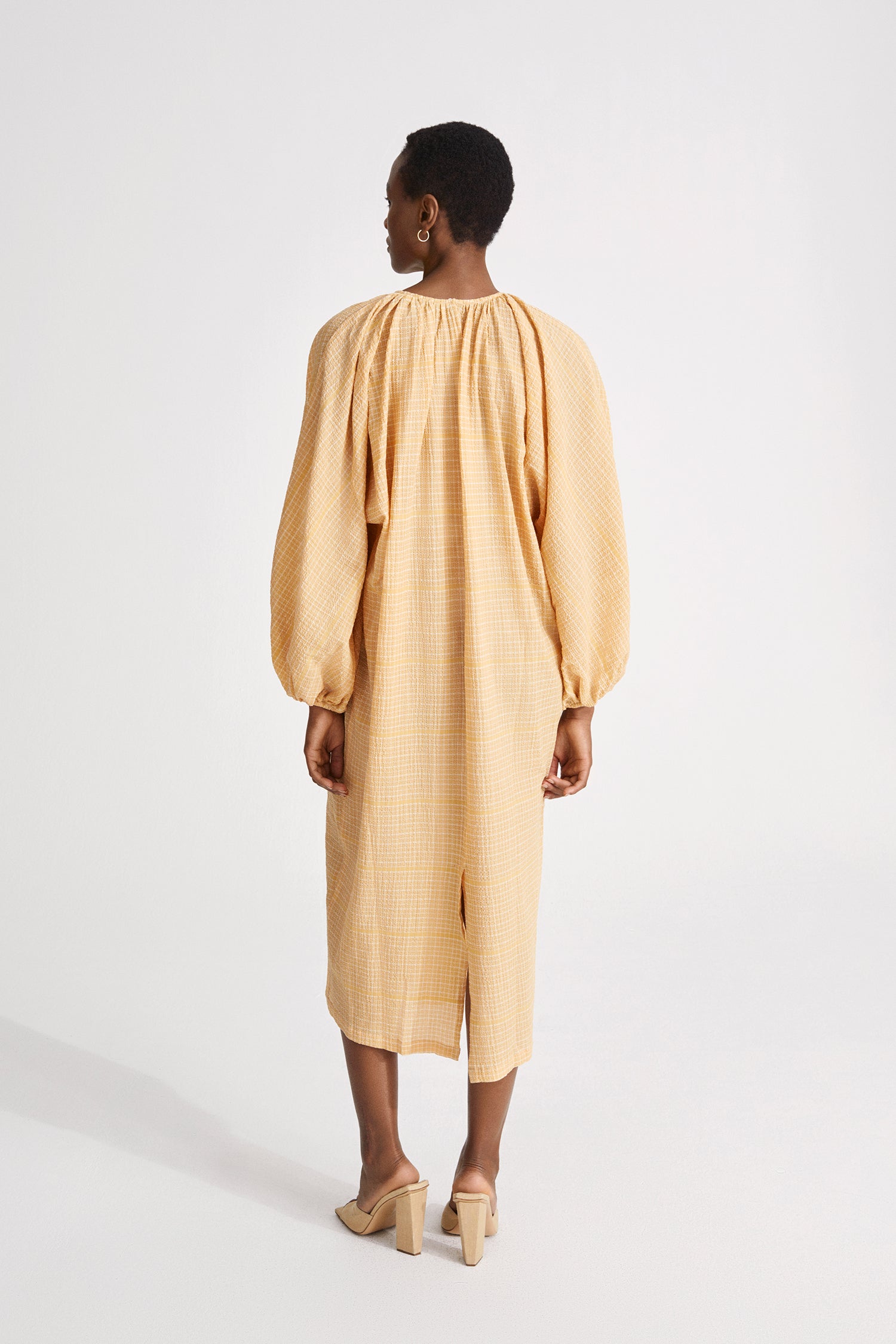 Jasmine dress seersucker midi voluminous full length sleeves rounded neckline keyhole back yellow stylein back image