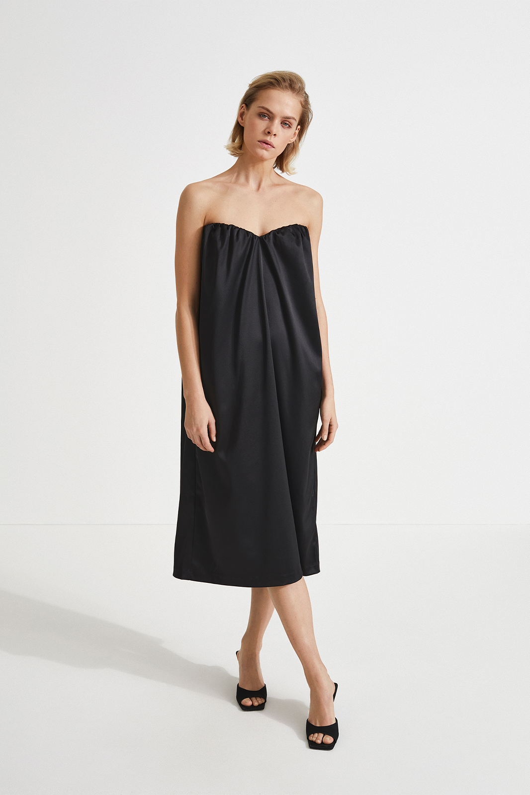 Mele dress midi bandeau heart shaped bust shiny black stylein front image