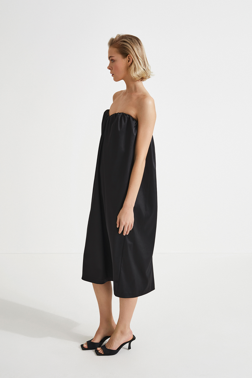 Mele dress midi bandeau heart shaped bust shiny black stylein side image
