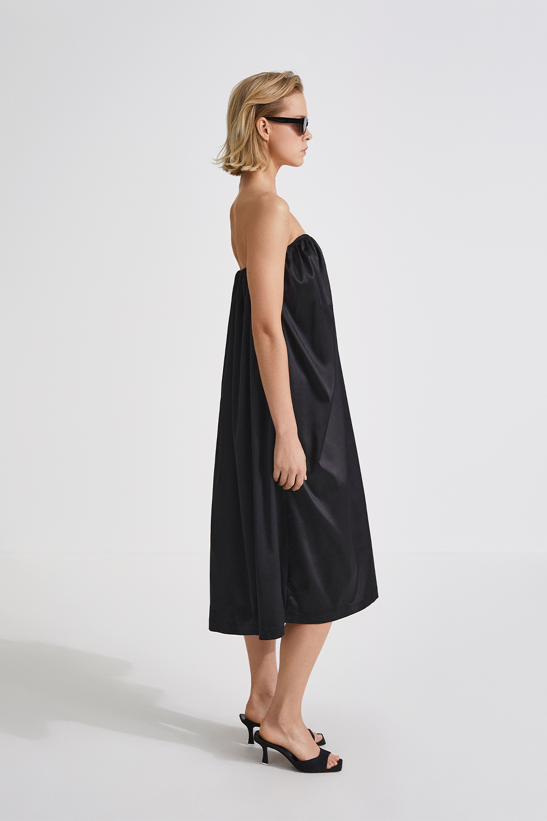 Mele dress midi bandeau heart shaped bust shiny black stylein side image